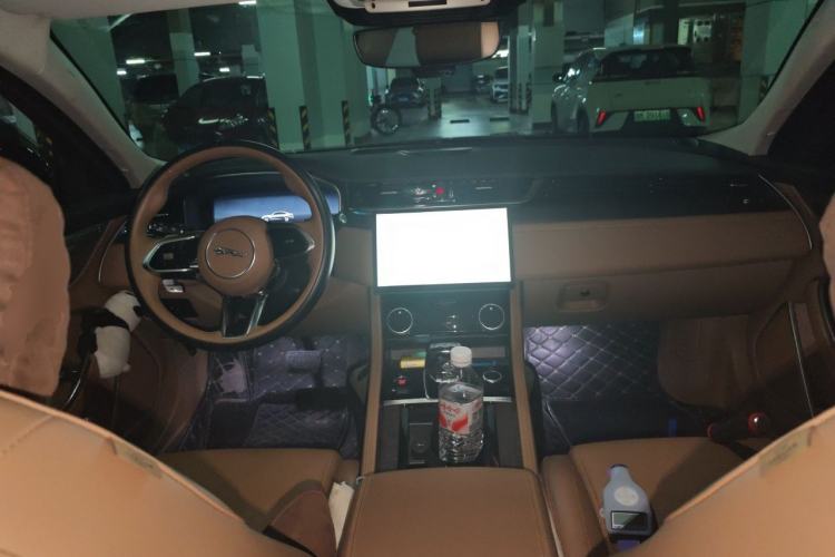 Used Jaguar XFL 2023 XFL 2.0T P250 Two-Wheel-Drive Prestige Luxury Gold Edition Center Console