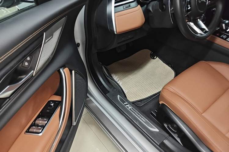 Used Jaguar XFL 2023 XFL 2.0T P250 Two-Wheel-Drive Elite Sport Gold Edition Driver Seat