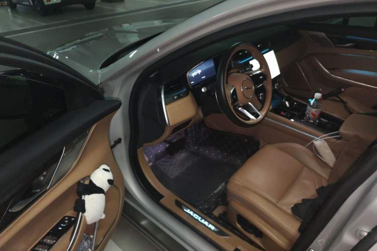 Used Jaguar XFL 2023 XFL 2.0T P250 Two-Wheel-Drive Prestige Luxury Gold Edition Driver Seat