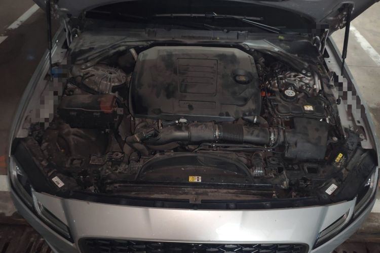 Used Jaguar XFL 2023 XFL 2.0T P250 Two-Wheel-Drive Prestige Luxury Gold Edition Engine Bay