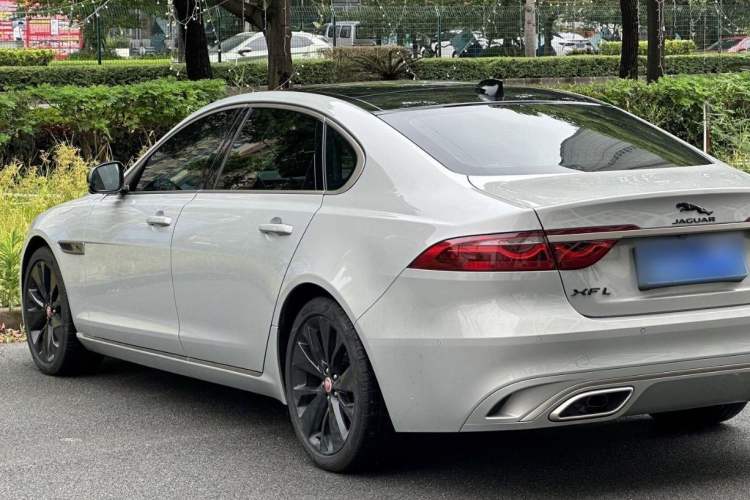 Used Jaguar XFL 2023 XFL 2.0T P250 Two-Wheel-Drive Prestige Luxury Gold Edition Exterior 3