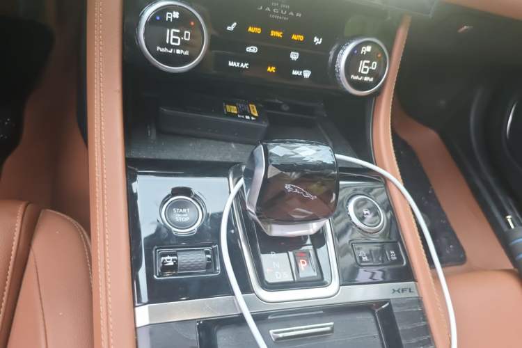 Used Jaguar XFL 2023 XFL 2.0T P250 Two-Wheel-Drive Elite Sport Gold Edition Gear Lever