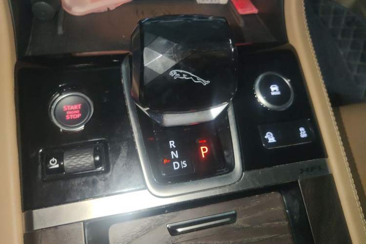 Used Jaguar XFL 2023 XFL 2.0T P250 Two-Wheel-Drive Luxury Deluxe Edition Gear Lever