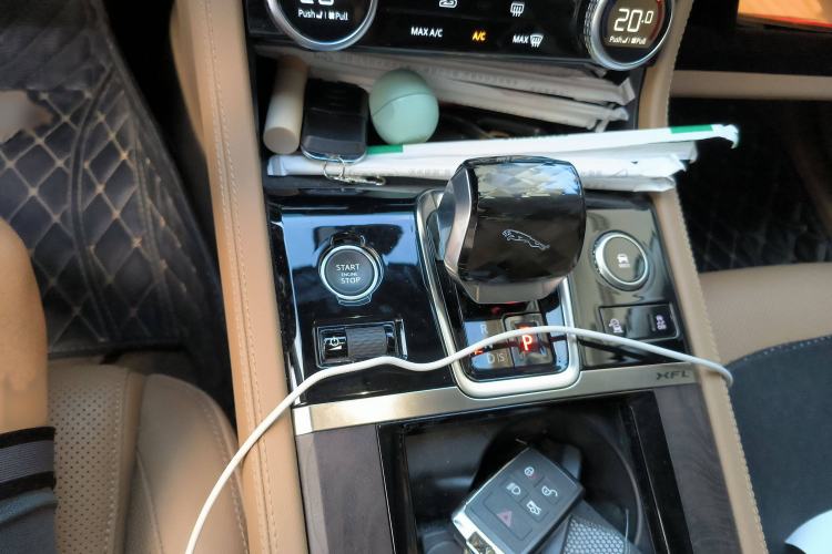 Used Jaguar XFL 2023 XFL 2.0T P250 Two-Wheel-Drive Prestige Luxury Gold Edition Gear Lever