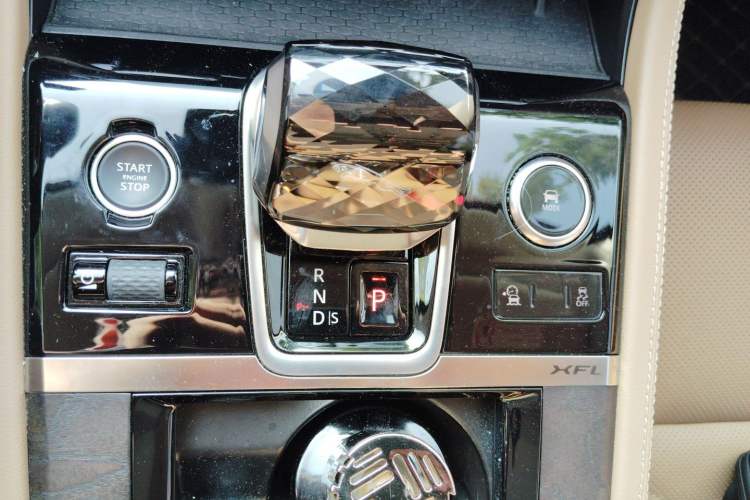 Used Jaguar XFL 2023 XFL 2.0T P250 Two-Wheel-Drive Prestige Luxury Gold Edition Gear Lever