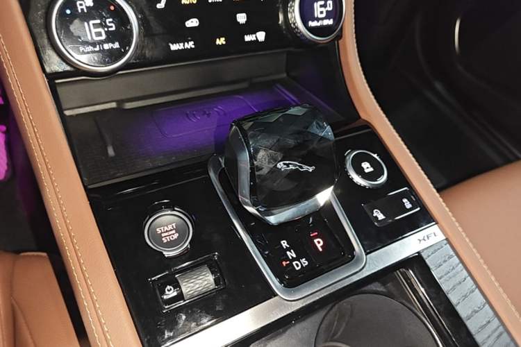 Used Jaguar XFL 2023 XFL 2.0T P250 Two-Wheel-Drive Elite Sport Gold Edition Gear Lever