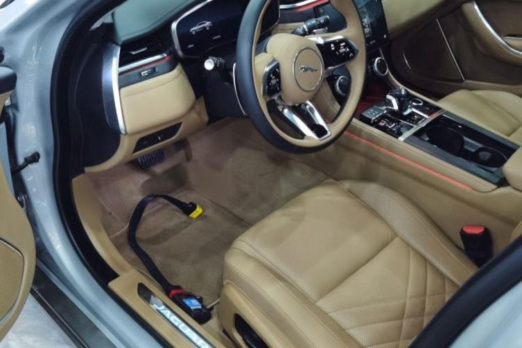 Used Jaguar XFL 2023 XFL 2.0T P250 Two-Wheel-Drive Prestige Luxury Gold Edition Interior 2