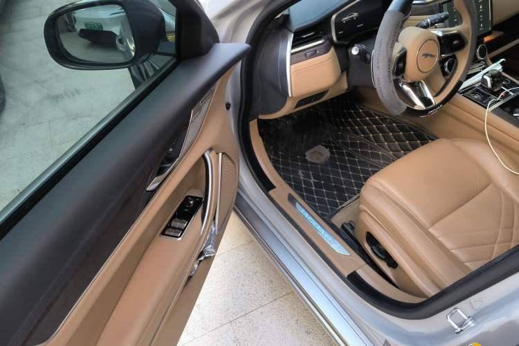 Used Jaguar XFL 2023 XFL 2.0T P250 Two-Wheel-Drive Prestige Luxury Gold Edition Interior 3