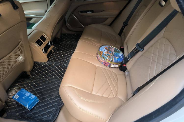 Used Jaguar XFL 2023 XFL 2.0T P250 Two-Wheel-Drive Prestige Luxury Gold Edition Interior 4
