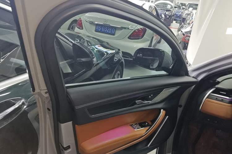 Used Jaguar XFL 2023 XFL 2.0T P250 Two-Wheel-Drive Elite Sport Edition Left Front Door Interior