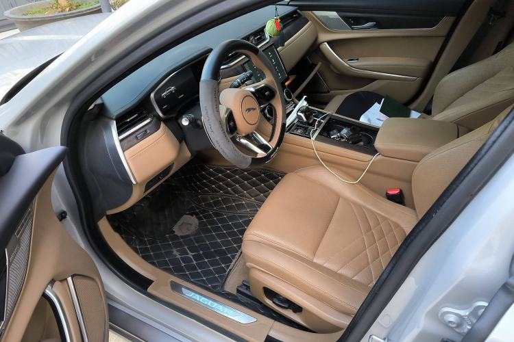 Used Jaguar XFL 2023 XFL 2.0T P250 Two-Wheel-Drive Prestige Luxury Gold Edition Left Front Seat