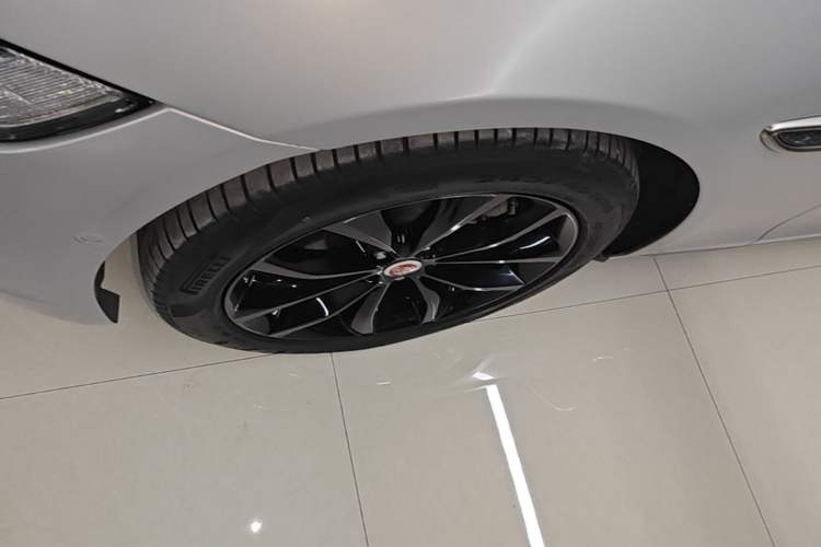 Used Jaguar XFL 2023 XFL 2.0T P250 Two-Wheel-Drive Elite Sport Gold Edition Left Front Wheel Hub