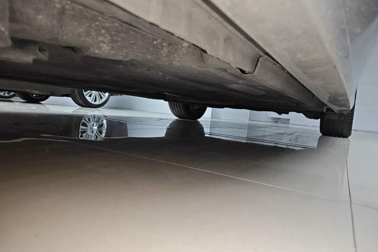 Used Jaguar XFL 2023 XFL 2.0T P250 Two-Wheel-Drive Elite Sport Gold Edition Left Side Sill