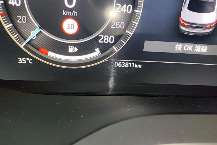 Used Jaguar XFL 2023 XFL 2.0T P250 Two-Wheel-Drive Prestige Luxury Gold Edition Odometer Close Up