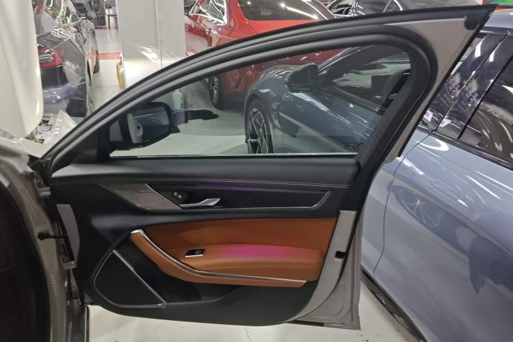 Used Jaguar XFL 2023 XFL 2.0T P250 Two-Wheel-Drive Elite Sport Edition Right Front Door Interior