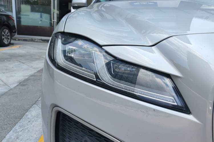 Used Jaguar XFL 2023 XFL 2.0T P250 Two-Wheel-Drive Prestige Luxury Gold Edition Right Front Headlight