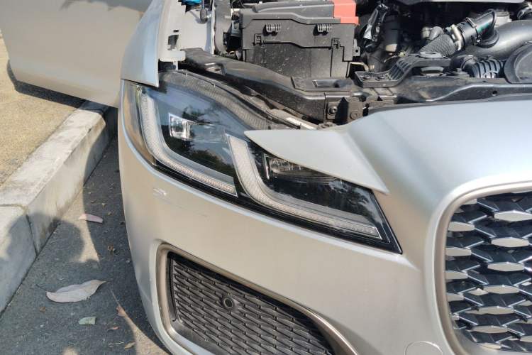 Used Jaguar XFL 2023 XFL 2.0T P250 Two-Wheel-Drive Prestige Luxury Gold Edition Right Front Headlight