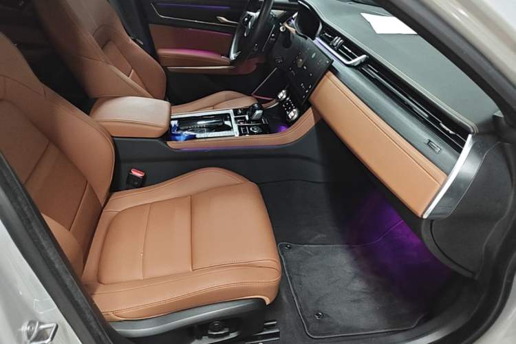 Used Jaguar XFL 2023 XFL 2.0T P250 Two-Wheel-Drive Elite Sport Gold Edition Right Front Seat