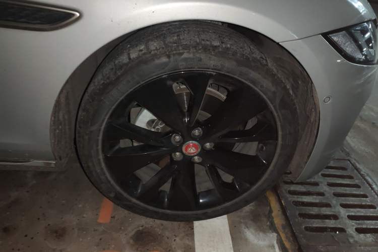 Used Jaguar XFL 2023 XFL 2.0T P250 Two-Wheel-Drive Prestige Luxury Gold Edition Right Front Wheel Hub