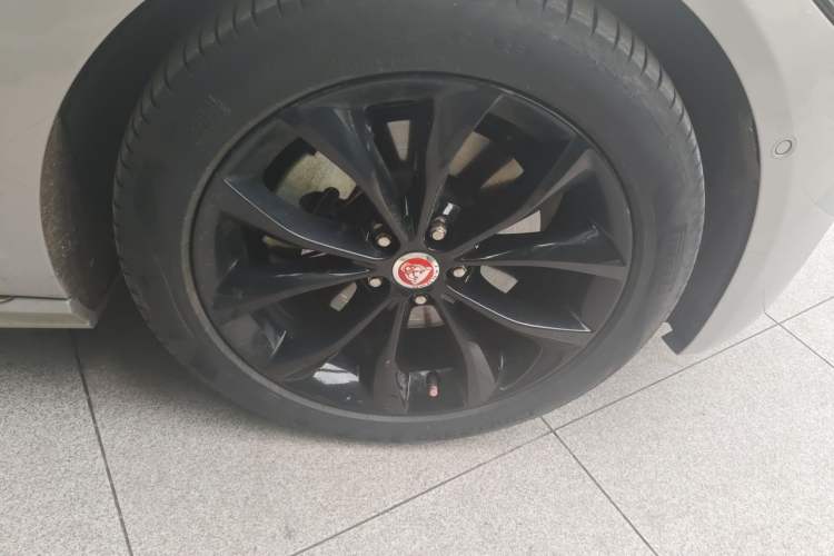 Used Jaguar XFL 2023 XFL 2.0T P250 Two-Wheel-Drive Elite Sport Gold Edition Right Front Wheel Hub