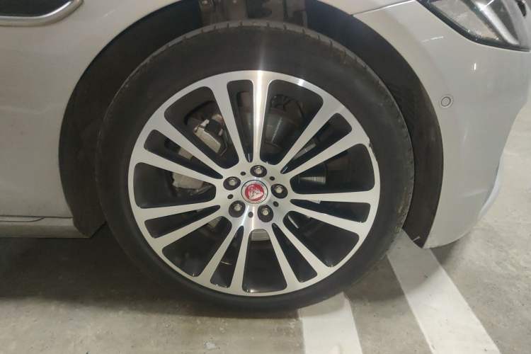 Used Jaguar XFL 2023 XFL 2.0T P250 Two-Wheel-Drive Luxury Deluxe Edition Right Front Wheel Hub