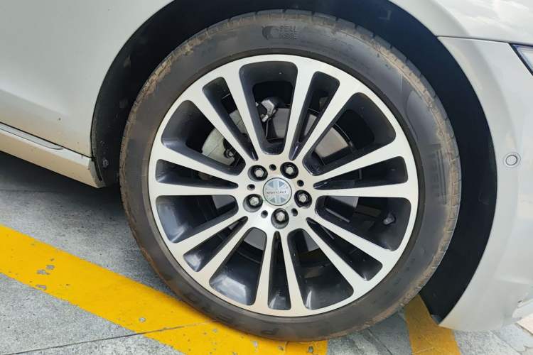 Used Jaguar XFL 2023 XFL 2.0T P250 Two-Wheel-Drive Prestige Luxury Gold Edition Right Front Wheel Hub