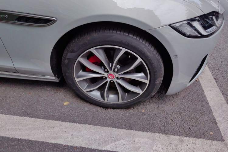 Used Jaguar XFL 2023 XFL 2.0T P250 Two-Wheel-Drive Elite Sport Edition Right Front Wheel Hub