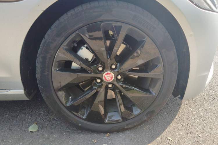 Used Jaguar XFL 2023 XFL 2.0T P250 Two-Wheel-Drive Prestige Luxury Gold Edition Right Front Wheel Hub
