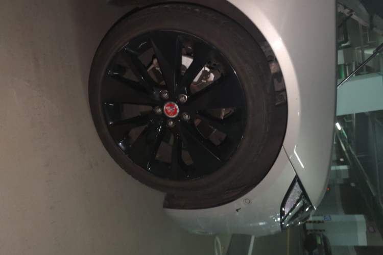 Used Jaguar XFL 2023 XFL 2.0T P250 Two-Wheel-Drive Prestige Luxury Gold Edition Right Front Wheel Hub