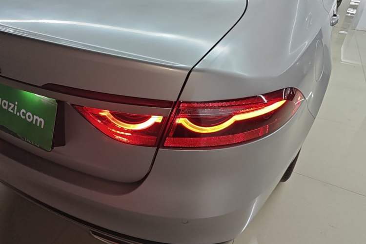 Used Jaguar XFL 2023 XFL 2.0T P250 Two-Wheel-Drive Elite Sport Gold Edition Right Rear Taillight