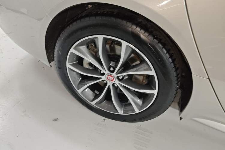 Used Jaguar XFL 2023 XFL 2.0T P250 Two-Wheel-Drive Elite Sport Edition Right Rear Wheel Hub