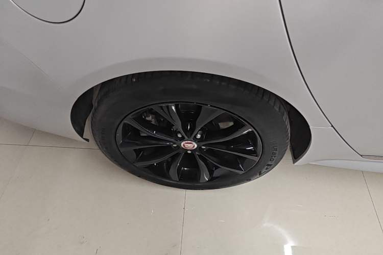 Used Jaguar XFL 2023 XFL 2.0T P250 Two-Wheel-Drive Elite Sport Gold Edition Right Rear Wheel Hub