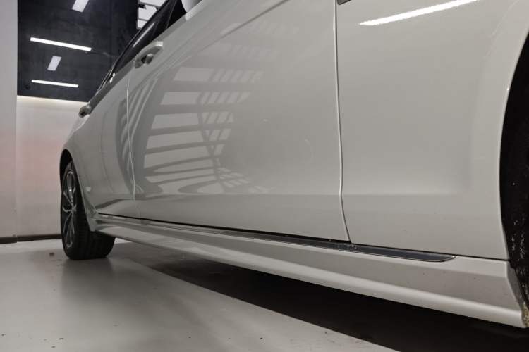 Used Jaguar XFL 2023 XFL 2.0T P250 Two-Wheel-Drive Elite Sport Edition Right Side Sill