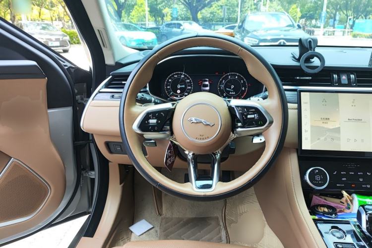 Used Jaguar XFL 2023 XFL 2.0T P250 Two-Wheel-Drive Prestige Luxury Gold Edition Steering Wheel