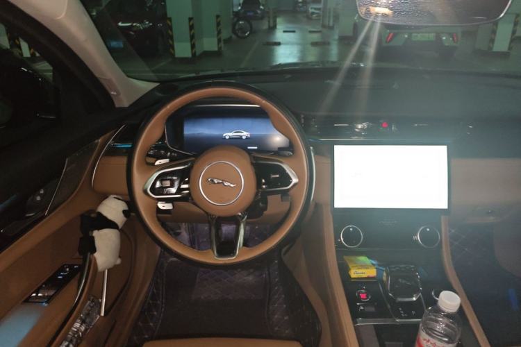 Used Jaguar XFL 2023 XFL 2.0T P250 Two-Wheel-Drive Prestige Luxury Gold Edition Steering Wheel