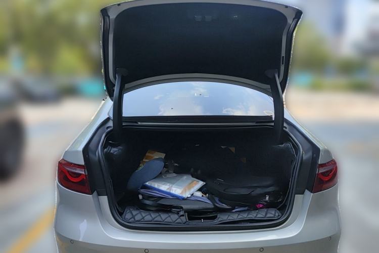 Used Jaguar XFL 2023 XFL 2.0T P250 Two-Wheel-Drive Prestige Luxury Gold Edition Trunk