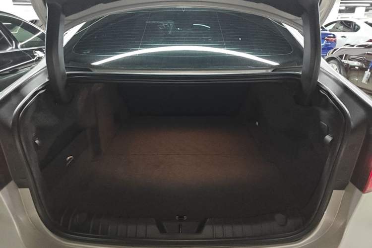Used Jaguar XFL 2023 XFL 2.0T P250 Two-Wheel-Drive Elite Sport Gold Edition Trunk