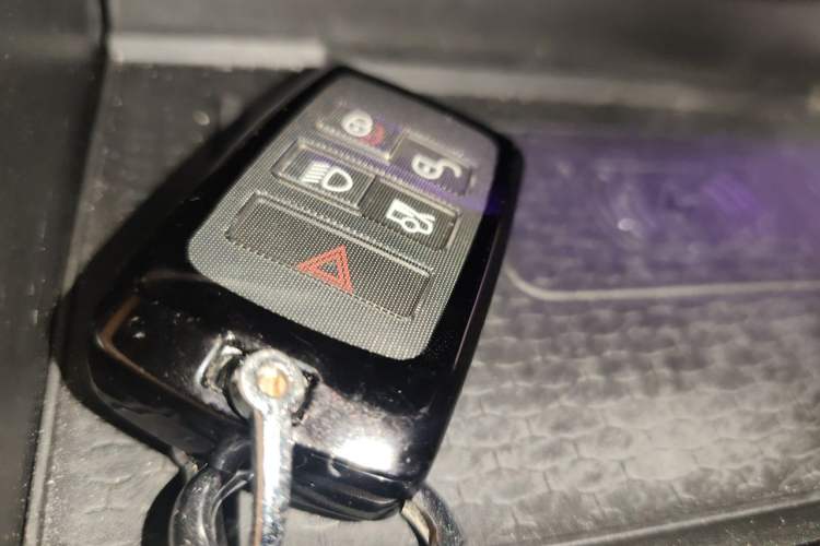 Used Jaguar XFL 2023 XFL 2.0T P250 Two-Wheel-Drive Prestige Luxury Gold Edition Vehicle Key