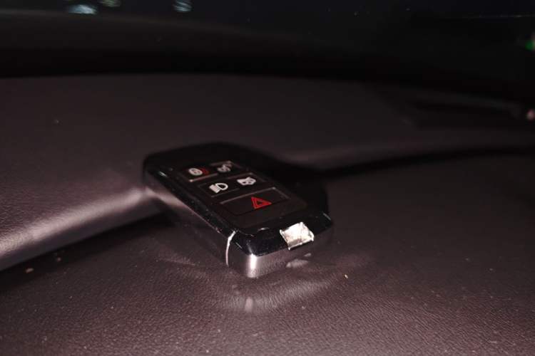 Used Jaguar XFL 2023 XFL 2.0T P250 Two-Wheel-Drive Prestige Luxury Gold Edition Vehicle Key