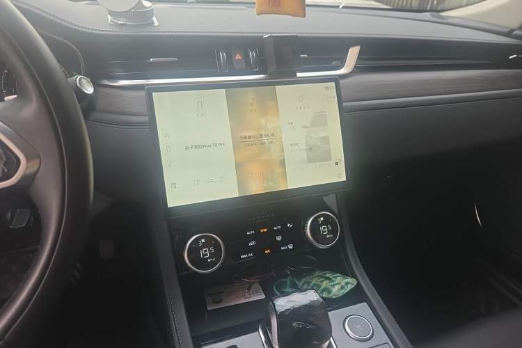 Used Jaguar XFL 2023 XFL 2.0T P250 Two-Wheel-Drive Elite Sport Edition Audio And AC Panel