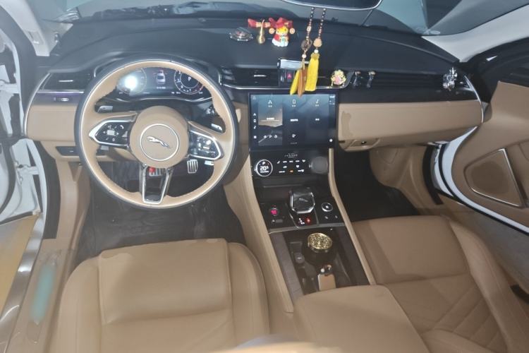 Used Jaguar XFL 2023 XFL 2.0T P250 Two-Wheel-Drive Luxury Deluxe Edition Center Console