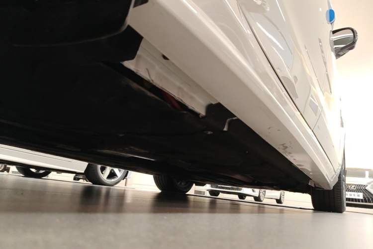 Used Jaguar XFL 2023 XFL 2.0T P250 Two-Wheel-Drive Elite Sport Edition Chassis Rear Right