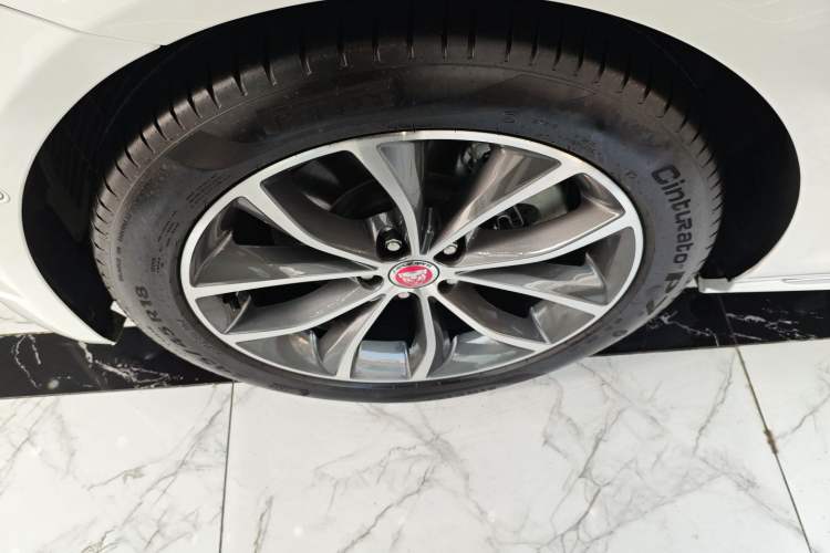 Used Jaguar XFL 2023 XFL 2.0T P250 Two-Wheel-Drive Elite Sport Gold Edition Exterior 7