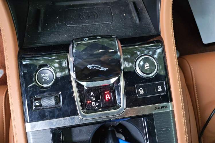 Used Jaguar XFL 2023 XFL 2.0T P250 Two-Wheel-Drive Elite Sport Edition Gear Lever