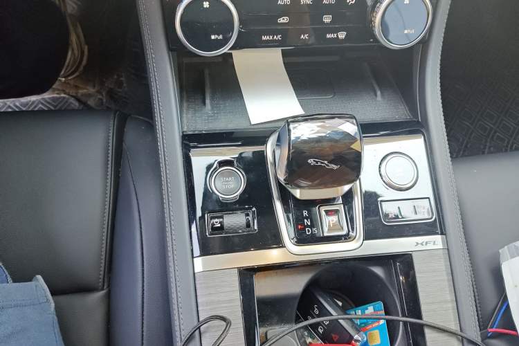 Used Jaguar XFL 2023 XFL 2.0T P200 Two-Wheel-Drive Elite Luxury Edition Gear Lever
