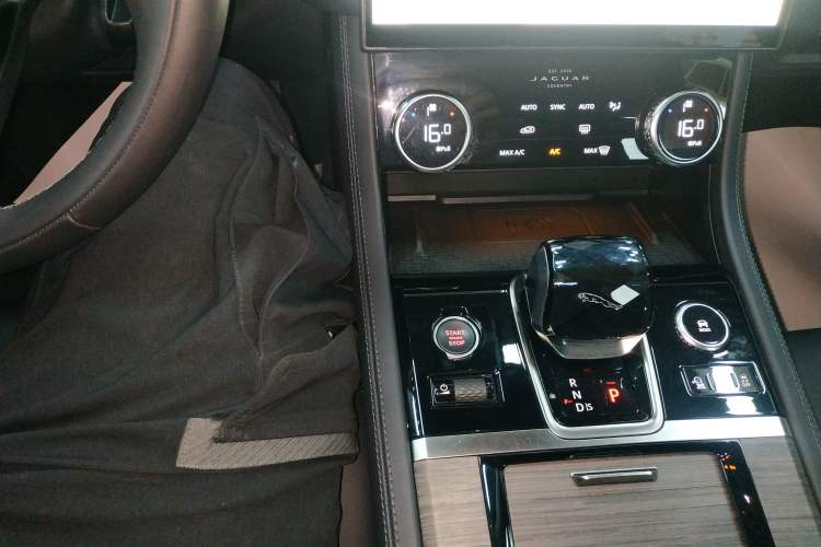 Used Jaguar XFL 2023 XFL 2.0T P200 Two-Wheel-Drive Elite Luxury Edition Gear Lever