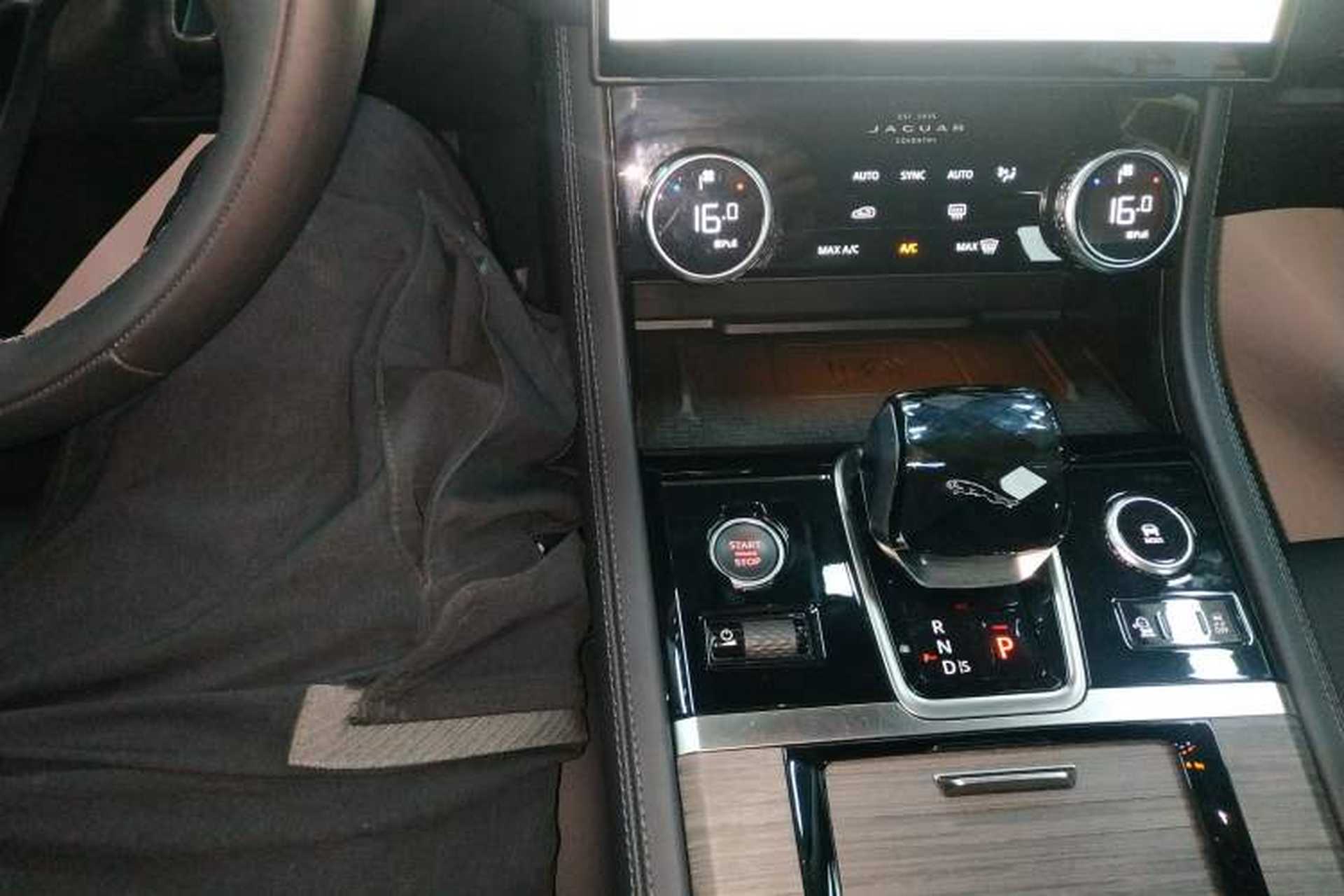 Used Jaguar XFL 2023 XFL 2.0T P200 Two-Wheel-Drive Elite Luxury Edition Gear Lever