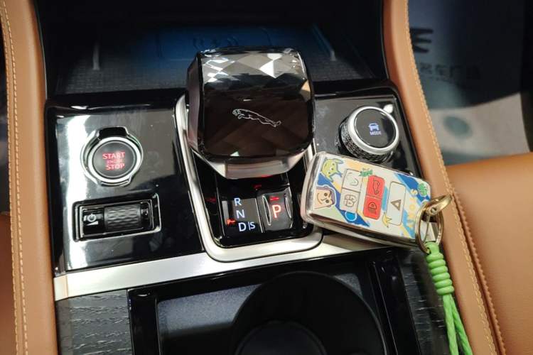 Used Jaguar XFL 2023 XFL 2.0T P250 Two-Wheel-Drive Elite Sport Edition Gear Lever