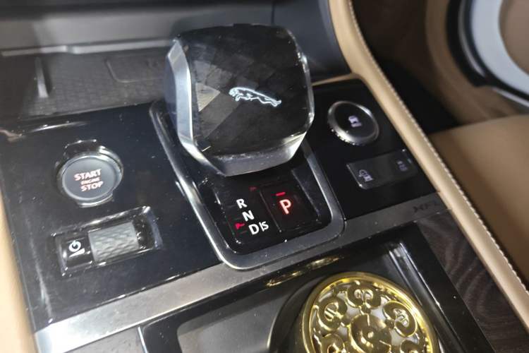 Used Jaguar XFL 2023 XFL 2.0T P250 Two-Wheel-Drive Luxury Deluxe Edition Gear Lever