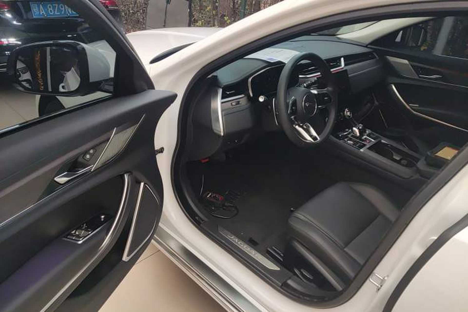 Used Jaguar XFL 2023 XFL 2.0T P200 Two-Wheel-Drive Elite Luxury Edition Interior 3